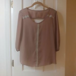🍁NWOT Tan Aztec Embroidered Peep Hole Back Blouse